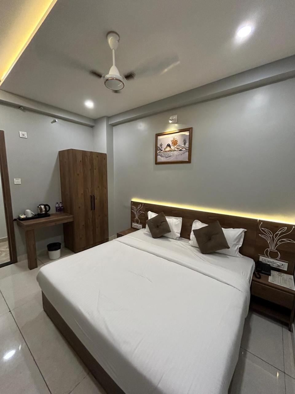 Hotel Holiday Icon Dwārka Exteriér fotografie