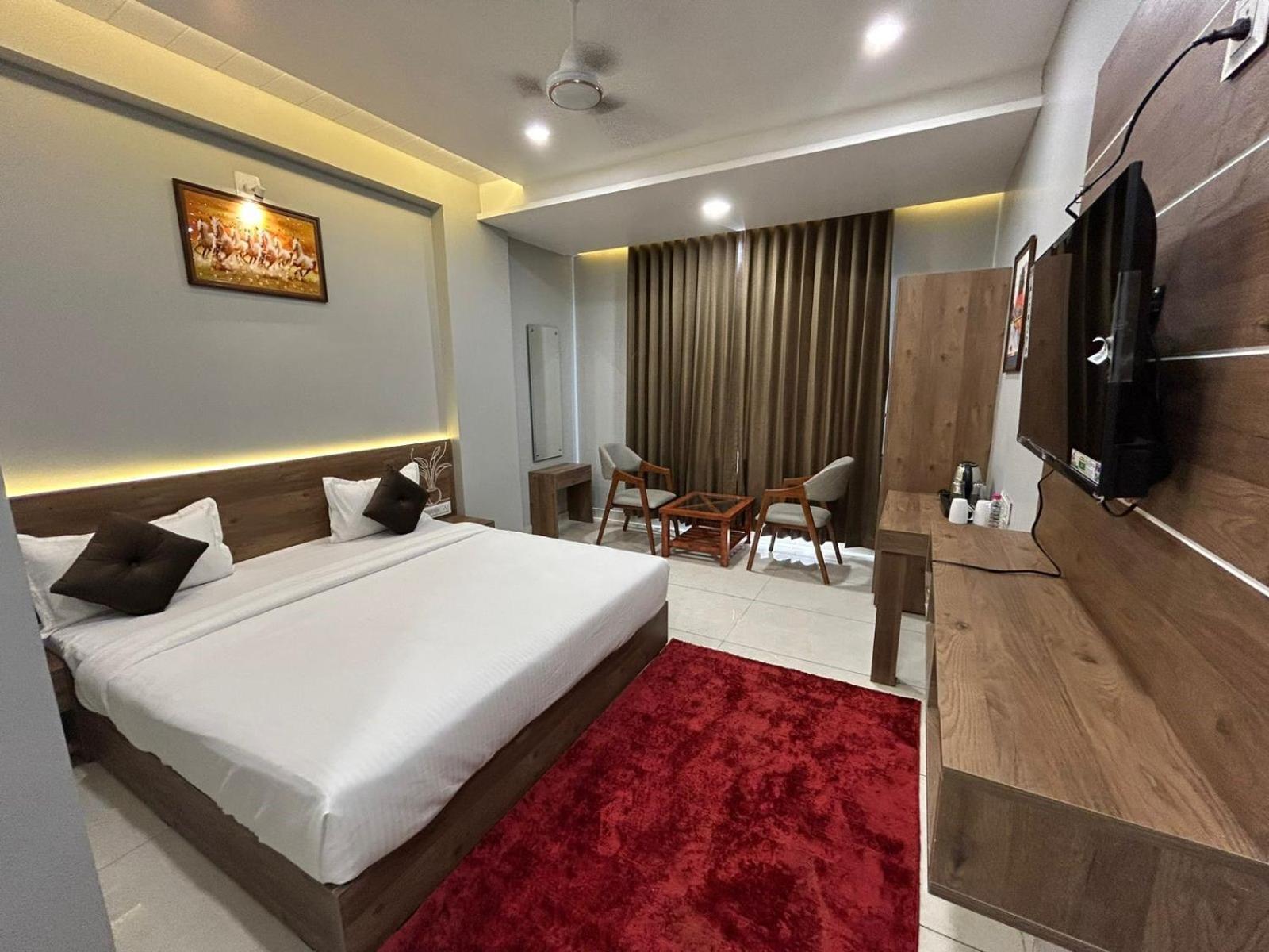 Hotel Holiday Icon Dwārka Exteriér fotografie